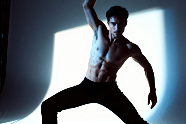 Обои картинки фото 3д графика, люди , people, парень, штаны, торс, свет, танец