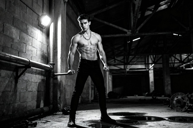 Обои картинки фото 3д графика, люди , people, парень, торс, цепь, брюки, ботинки, помещение