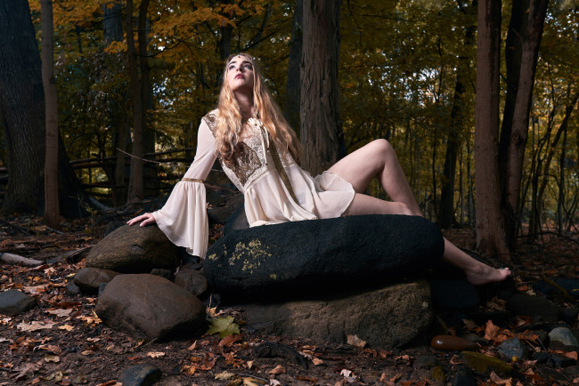 Обои картинки фото красивая девушка, девушки, - блондинки,  светловолосые, девушка, женщина, блондинка, светловолосая, сексуальная, модель, звезда, позирует, разная, обувь, верхняя, стильная, одежда, нижнее, эротическое, бельё, трусы, лифчик, колготки, чулки, аксессуары, макияж, и, множество, элементов, на, фотографии