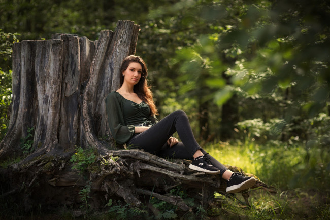 Обои картинки фото красивая девушка, девушки, - брюнетки,  шатенки, девушка, женщина, шатенка, темноволосая, сексуальная, модель, звезда, позирует, разная, обувь, верхняя, стильная, одежда, нижнее, эротическое, бельё, трусы, лифчик, колготки, чулки, аксессуары, макияж, и, множество, элементов, на, фотографии