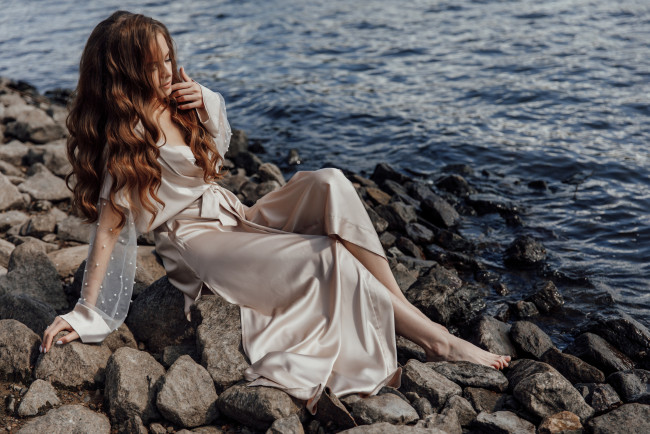 Обои картинки фото красивая девушка, девушки, - брюнетки,  шатенки, девушка, женщина, шатенка, темноволосая, сексуальная, модель, звезда, позирует, разная, обувь, верхняя, стильная, одежда, нижнее, эротическое, бельё, трусы, лифчик, колготки, чулки, аксессуары, макияж, и, множество, элементов, на, фотографии