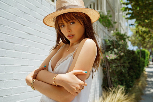 Обои картинки фото красивая девушка, девушки, - лица,  портреты, девушка, женщина, рыжая, светлая, тёмная, сексуальная, модель, звезда, позирует, разная, обувь, верхняя, стильная, одежда, нижнее, эротическое, бельё, трусы, лифчик, колготки, чулки, аксессуары, макияж, и, множество, элементов, на, фотографии