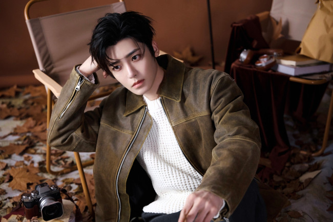 Обои картинки фото мужчины, hou ming hao, актер, свитер, куртка, стул, листья, фотоаппарат, книги