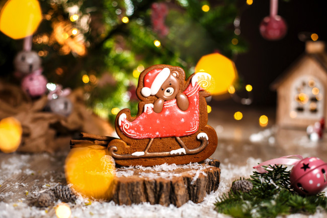 Обои картинки фото праздничные, угощения, ёлка, блики, печенье, пень