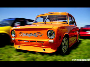 Картинка автомобили выставки уличные фото