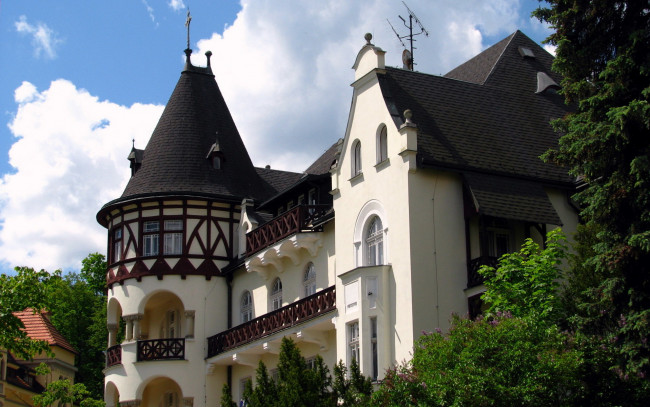 Обои картинки фото города, здания, дома, башня, балкон, антенны