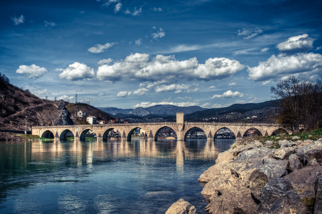 Обои картинки фото города, мосты, облака, река, вода, отражение, каменный, небо