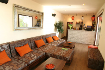 Картинка интерьер другое бар зеркало диваны подушки