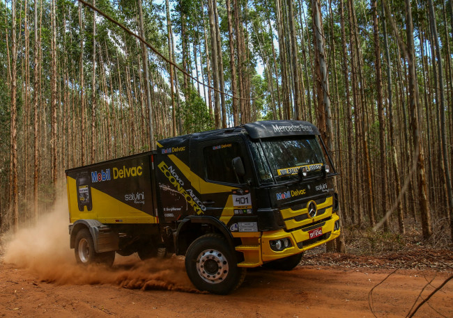 Обои картинки фото спорт, авторалли, трасса, гонки, скорость, mercedes-benz, atego, 1725, rally, truck, 2014г