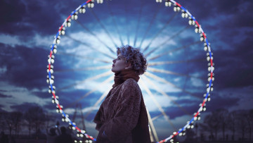 Картинка девушки -unsort+ брюнетки +шатенки шарф вечер колесо обозрения парк кудри профиль