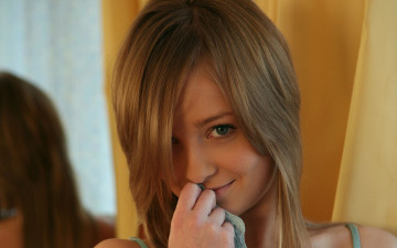 Картинка девушки -unsort+ лица +портреты зеркало шторы elle b лицо улыбка блондинка