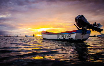 Картинка корабли моторные+лодки река лес