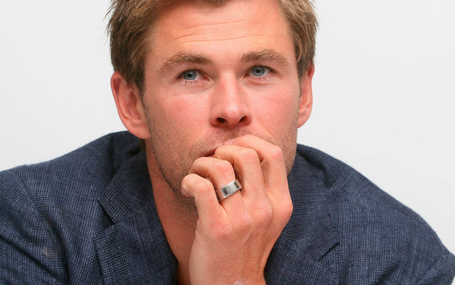Обои картинки фото мужчины, chris hemsworth, кольцо