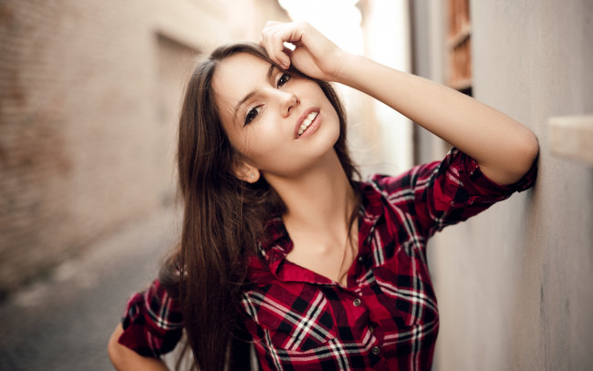 Обои картинки фото девушки, -unsort , брюнетки, темноволосые, рубашка, улица, девушка, брюнетка