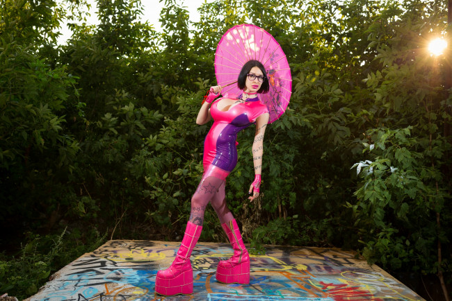 Обои картинки фото девушки, ariane saint-amour, зонт, латекс, взгляд, фон, девушка