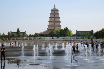 Картинка пагода+диких+гусей города -+фонтаны фонтаны буддизм религия культура гусей пагода диких достопримечательности китай сиань