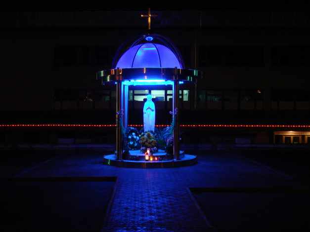 Обои картинки фото разное, религия, католицизм, христианство, ночь, крест, праздник, божья, мать, огонь, статуя, часовня, ивано-франковск