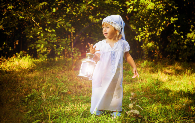 Обои картинки фото разное, люди, малыш, природа, фонарь