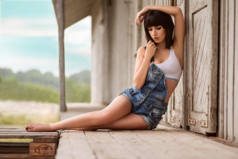 Картинка девушки -+брюнетки +шатенки девушка крыльцо сарай джинса