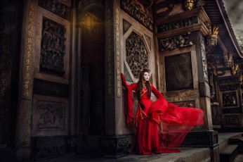 Картинка девушки -+азиатки алый национальный костюм азиатка