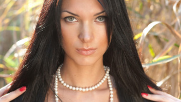 Картинка девушки -+лица +портреты бусы брюнетка взгляд