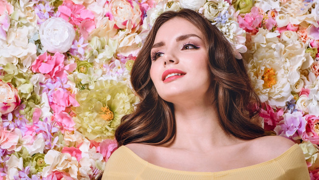 Обои картинки фото девушки, - лица,  портреты, шатенка, фон, цветы