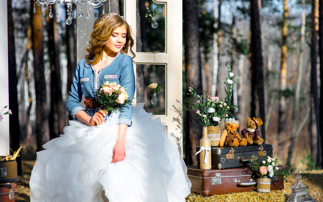 Обои картинки фото девушки, - рыжеволосые и разноцветные, чемоданы, цветы, рыжеволосая, игрушки