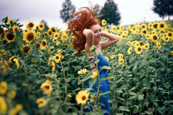 Картинка девушки -+рыжеволосые+и+разноцветные подсолнухи рыженькая локоны улыбка