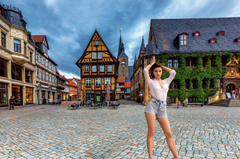 Картинка девушки -+брюнетки +шатенки площадь брюнетка блузка шорты поза