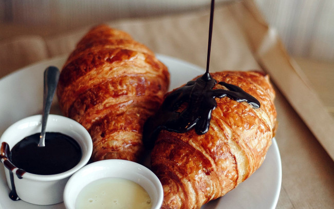 Обои картинки фото еда, хлеб,  выпечка, круассаны