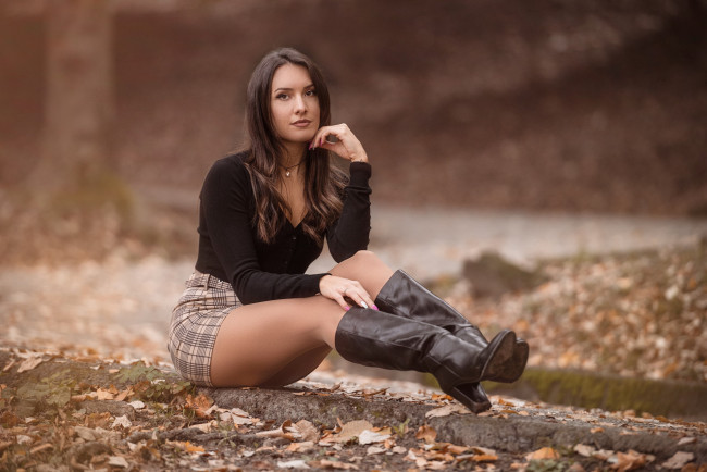 Обои картинки фото девушки, - брюнетки,  шатенки, осень, листья, брюнетка, сапоги