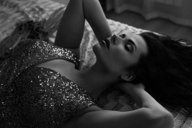 Обои картинки фото девушки, - черно-белые, девушка, брюнетка, сексуальная, милая, модель, красивая, супер, сладкая, лапочка, симпатичная, классная, нежная, идеальная, няша, яркая, игривая, великолепная, обаятельная, жгучая, спокойная, удивительная