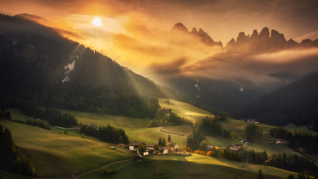 Обои картинки фото города, валь-де-фюнес,  санта-маддалена , италия, горы, лес, долина, дома
