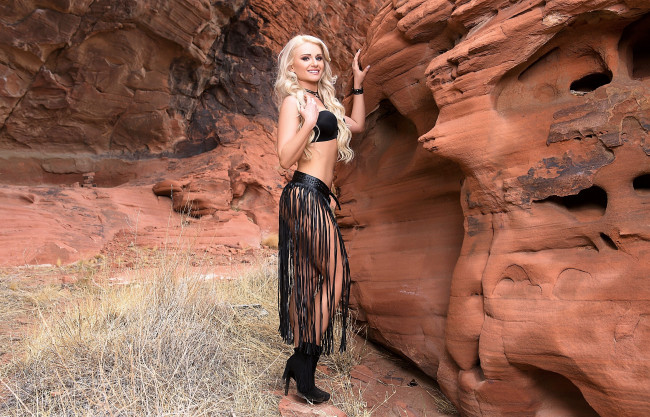 Обои картинки фото девушки, veronica skylee, блондинка, белье, юбка, скалы