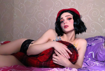 Картинка девушки sofia+lovegood образ тату постель берет шарф белье