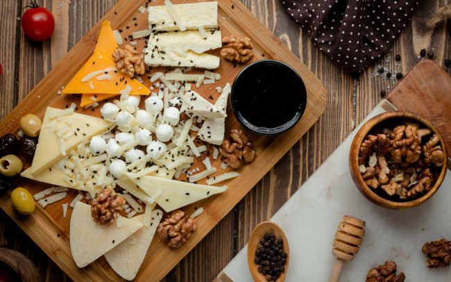 Обои картинки фото еда, сырные изделия, орехи, сыр, оливки