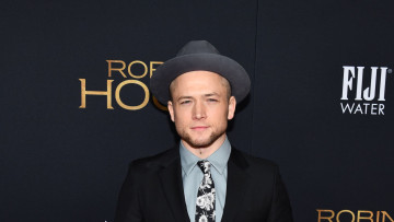 Картинка мужчины -unsort skynews taron egerton robin hood актeр шляпа премьера