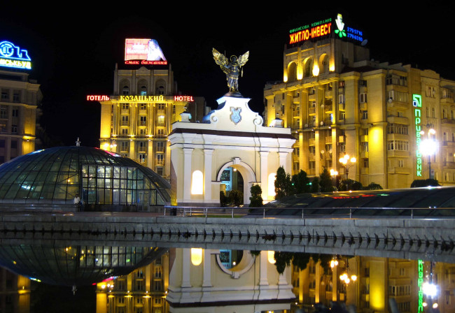 Обои картинки фото площадь, независимости, города, киев, украина, арка, дома, ночь, архангел, михаил