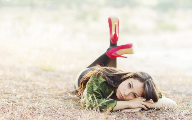 Обои картинки фото девушки, -unsort , брюнетки,  шатенки, девушка, взгляд, фон