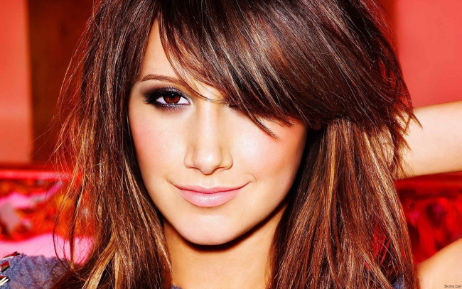 Обои картинки фото девушки, ashley tisdale, улыбка, девушка, шатенка, лицо