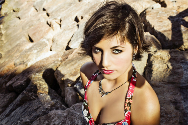 Обои картинки фото девушки, -unsort , брюнетки,  шатенки, лицо, украшения, взгляд