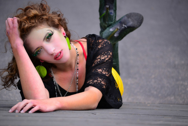 Обои картинки фото девушки, -unsort , брюнетки,  шатенки, поза, взгляд, лицо, жест