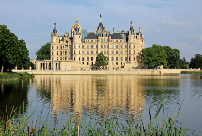 Обои картинки фото германия замок  шверин, города, замок шверин , германия, шверин, река, замок