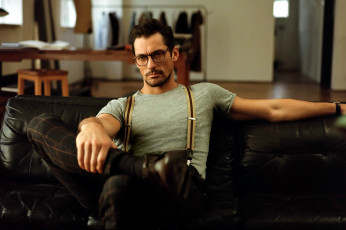 Картинка мужчины david+gandy очки подтяжки поза