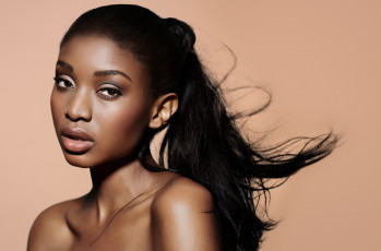 Картинка девушки -unsort+ лица +портреты брюнетка чернокожая темнокожая мулатка девушка портрет лицо взгляд макияж причёска негритянка поза