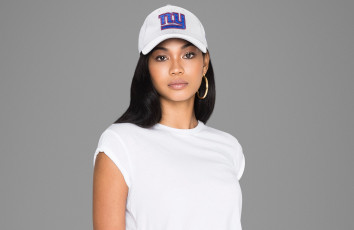 Картинка chanel+iman девушки chanel iman девушка мулатка темнокожая чернокожая красотка брюнетка поза бейсболка белый взгляд макияж стройная