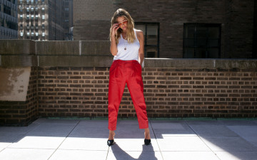 Картинка девушки ashley+benson поза очки