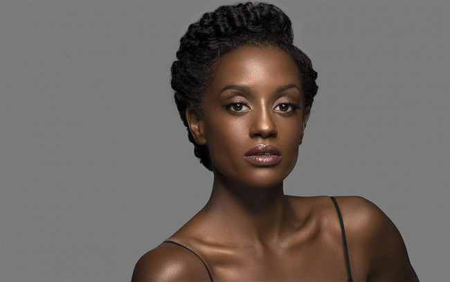 Обои картинки фото девушки, -unsort , лица,  портреты, девушка, мулатка, темнокожая, чернокожая, брюнетка, поза, негритянка, причёска, макияж, взгляд, лицо, портрет