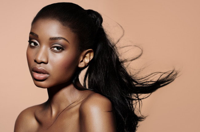 Обои картинки фото девушки, -unsort , лица,  портреты, брюнетка, чернокожая, темнокожая, мулатка, девушка, портрет, лицо, взгляд, макияж, причёска, негритянка, поза