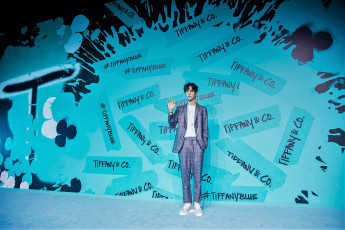 Картинка мужчины wang+yi+bo актер костюм жест сцена